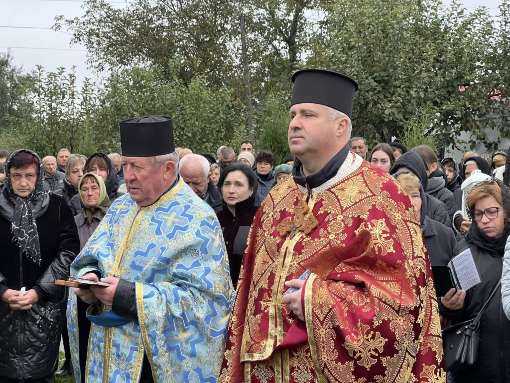 Священики ведуть церковну службу на вулиці.