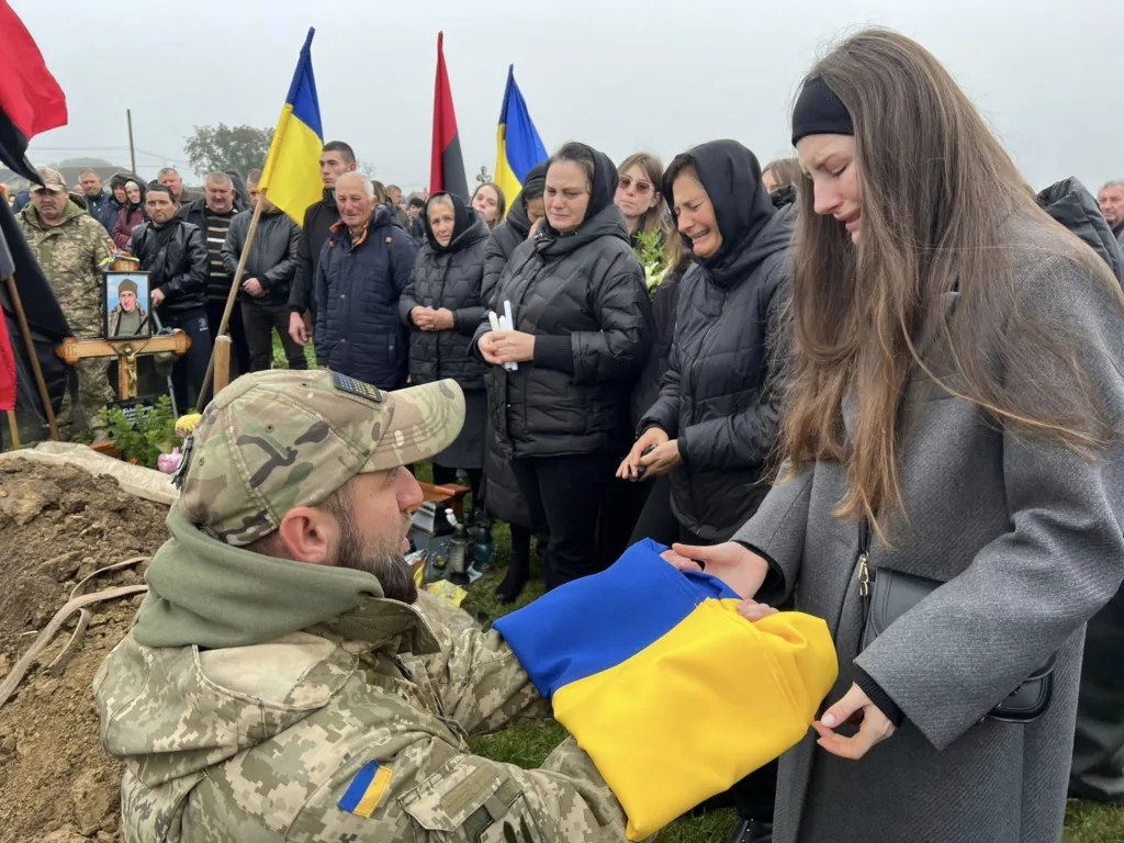 Церемонія прощання з українським військовим героєм на похороні.