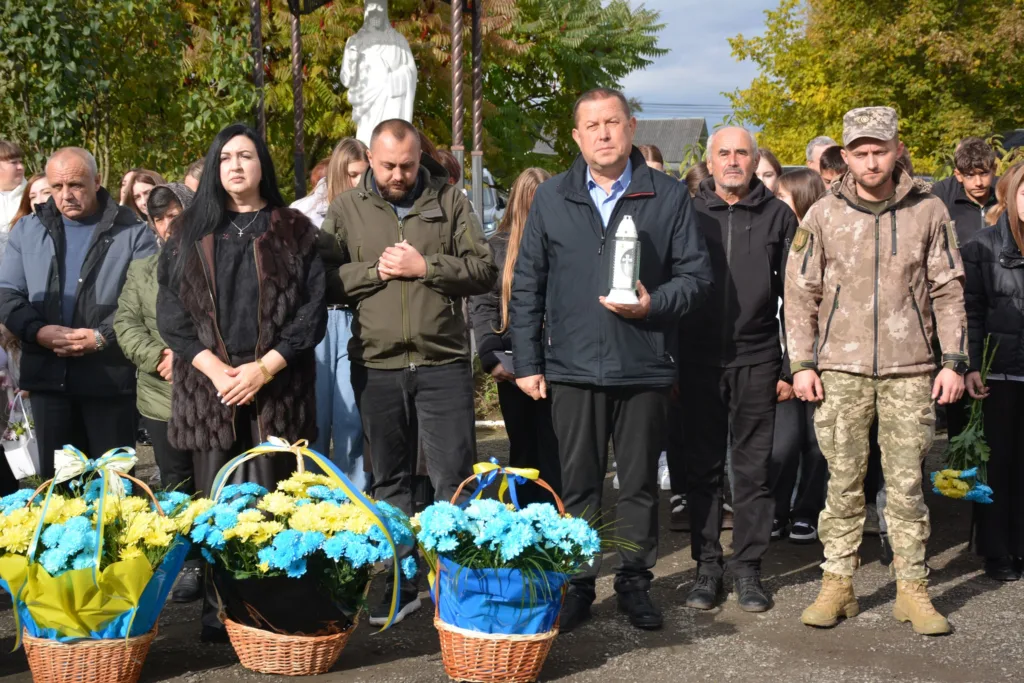 Люди вшанували пам'ять захисників з квітами