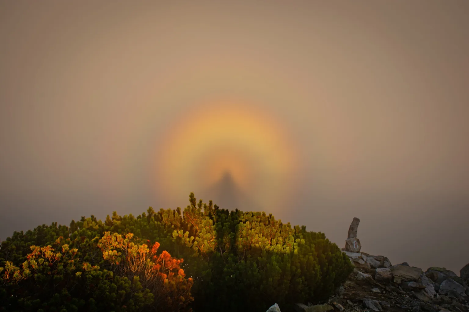 Гірський краєвид з веселковим світловим колом у тумані