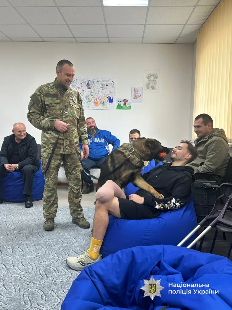 Поліцейський собака взаємодіє з ветераном у реабілітаційному центрі
