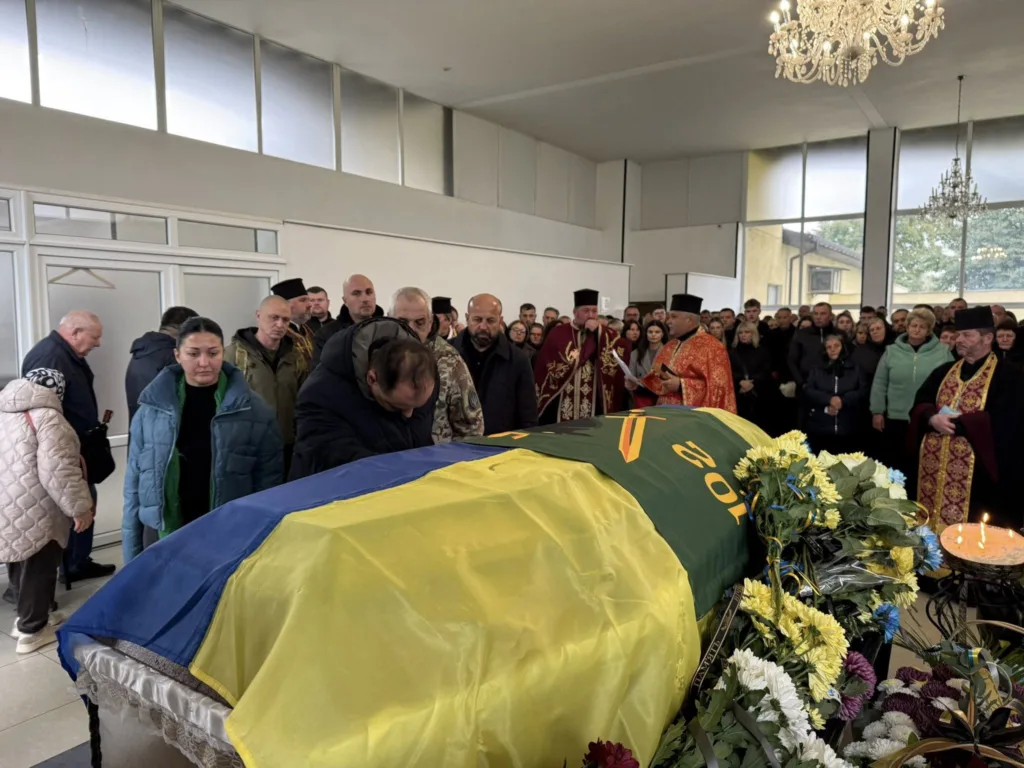 Прощання з військовим, накритим прапором України