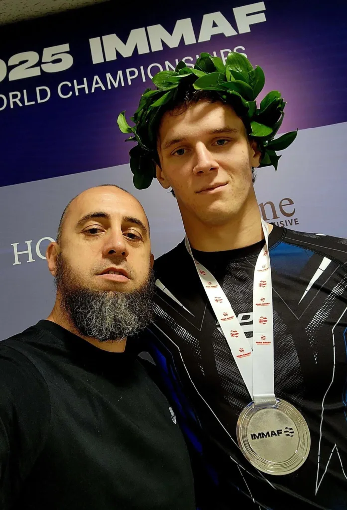 Чемпіон IMMAF із срібною медаллю та вінком
