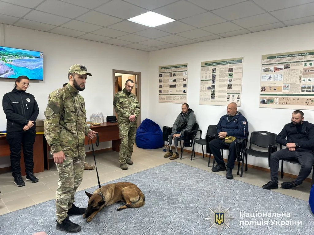 Поліцейські з собакою під час навчання у приміщенні