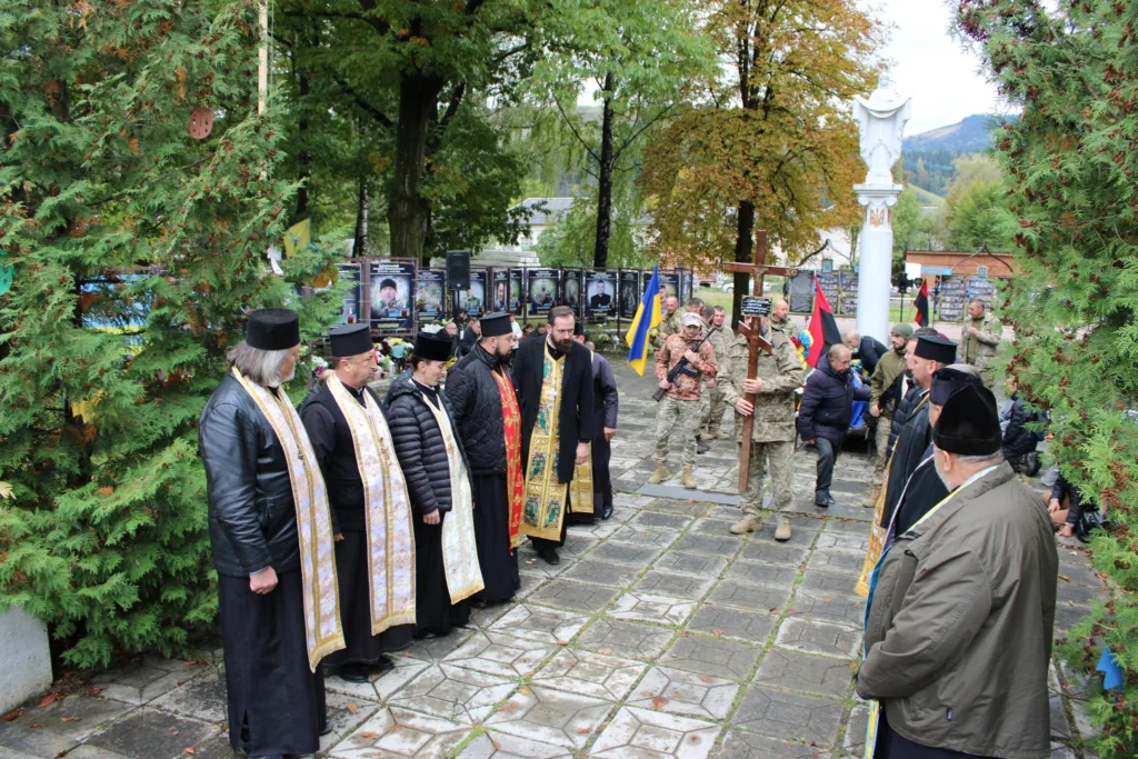 Священики та військові на меморіальній церемонії