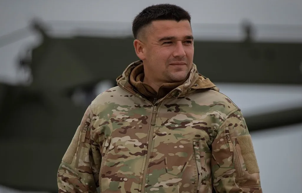 Військовий у камуфляжі на відкритому повітрі