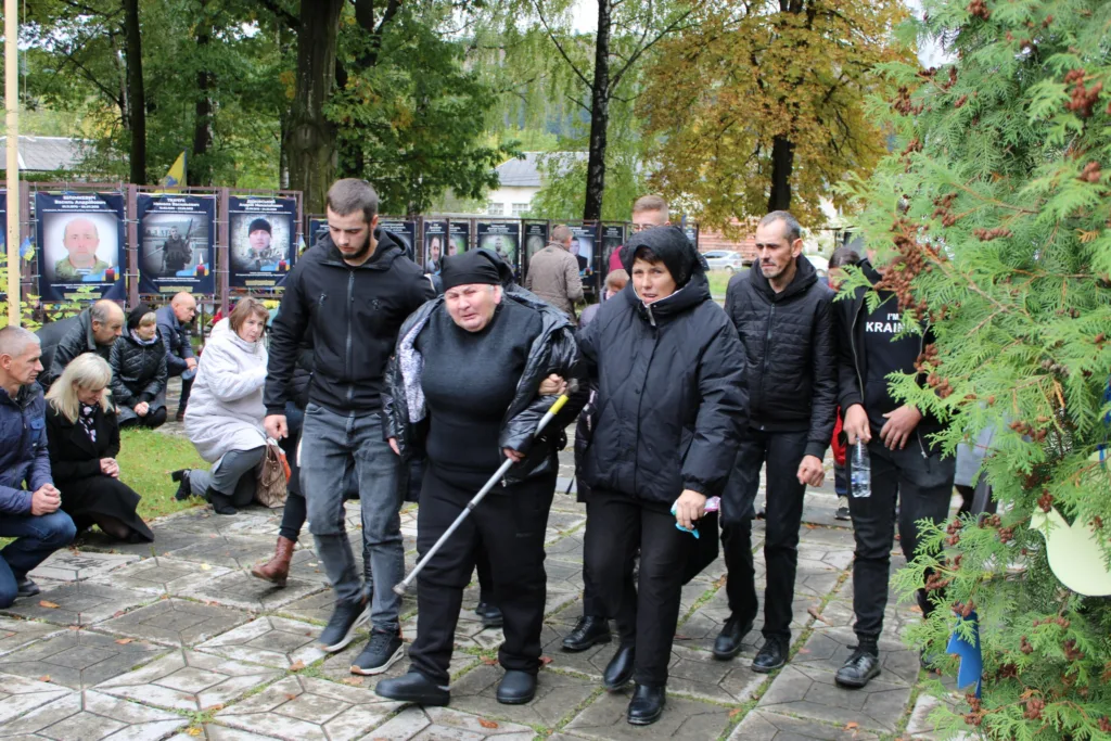 Люди вшановують пам’ять загиблих героїв України