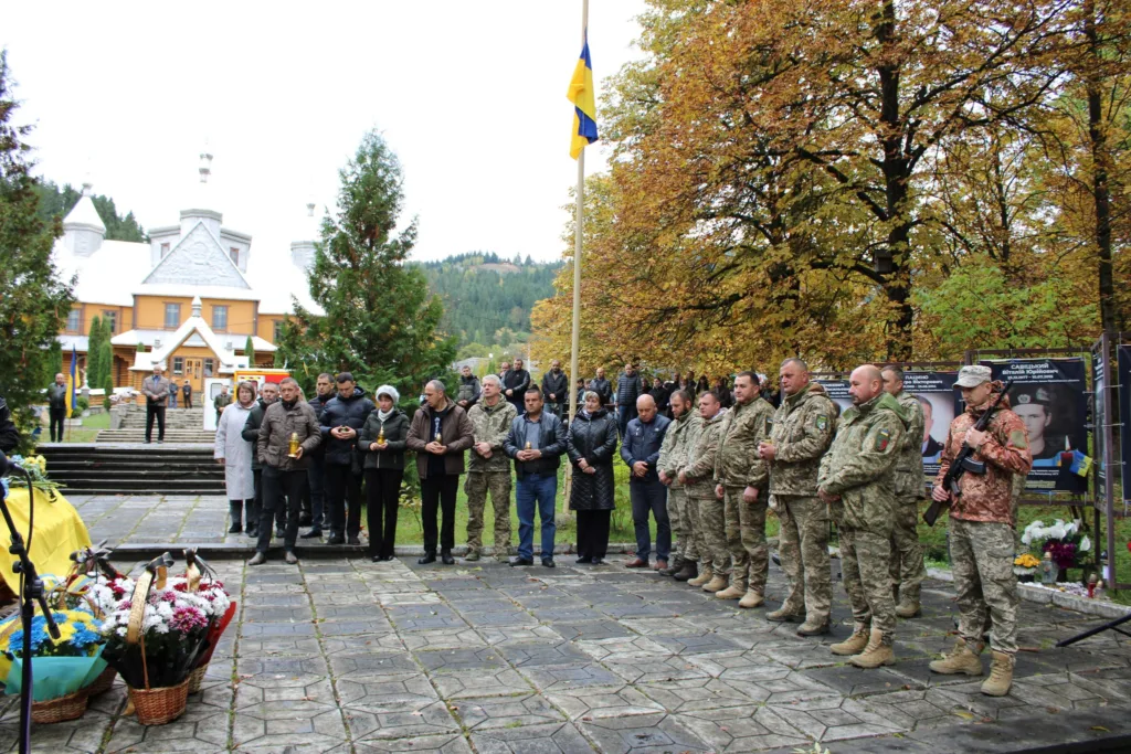 Вшанування пам'яті військових біля церкви в Карпатах