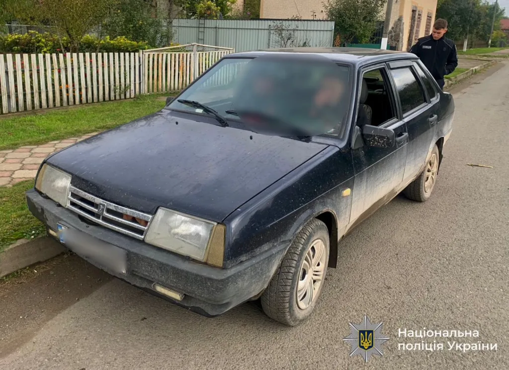 Поліція зупинила чорний автомобіль на вулиці