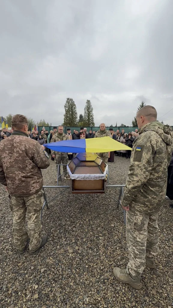 Військовий похорон із прапором України