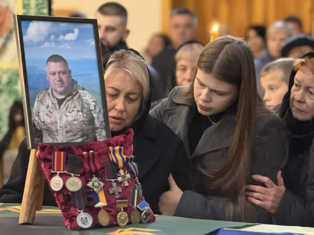 Похорон героя з медалями та родиною у скорботі
