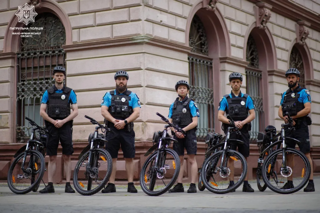 Патрульні поліцейські Івано-Франківська з велосипедами