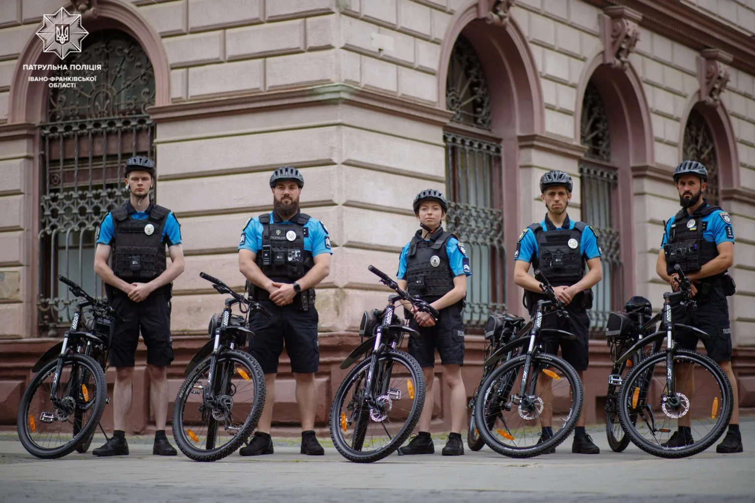 Патрульні поліцейські Івано-Франківська з велосипедами