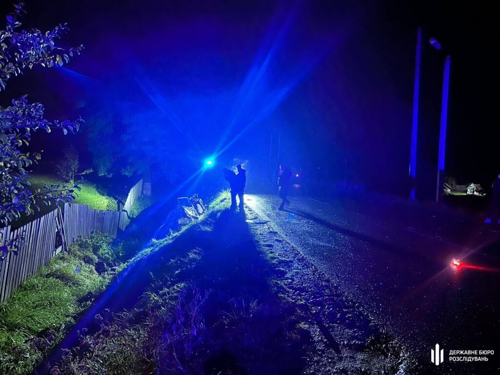 Нічна сцена з поліцейськими в синьому світлі.
