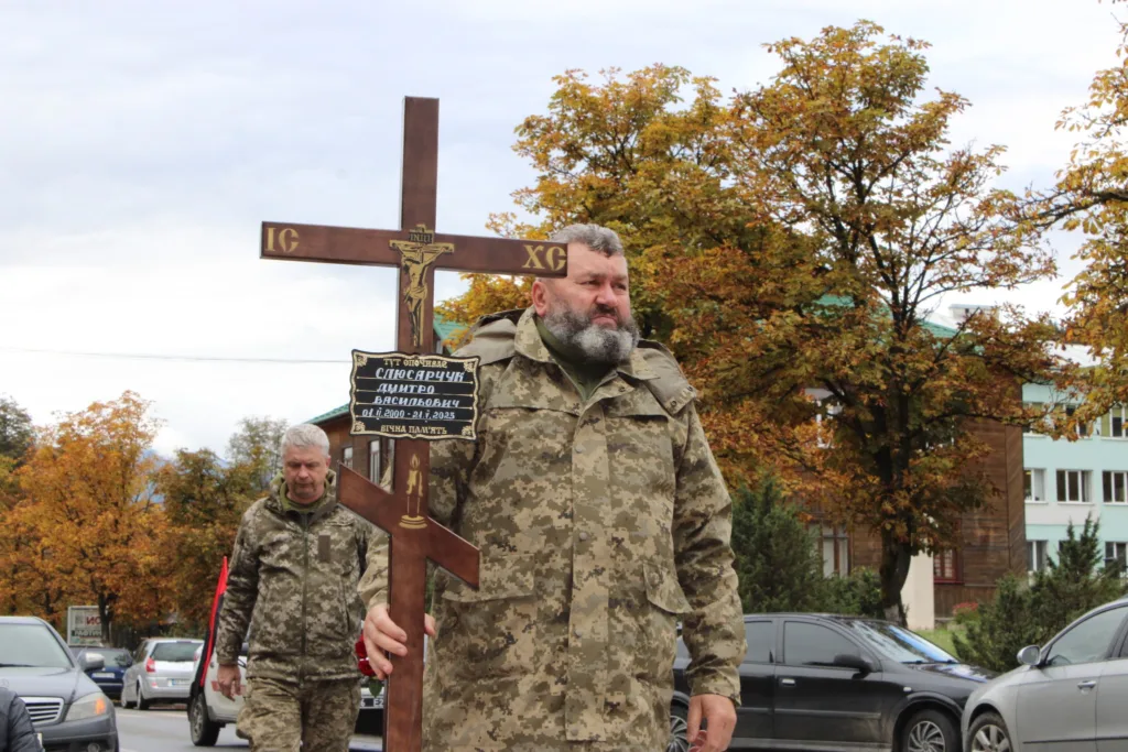 Військові несуть хрест під час похоронної церемонії