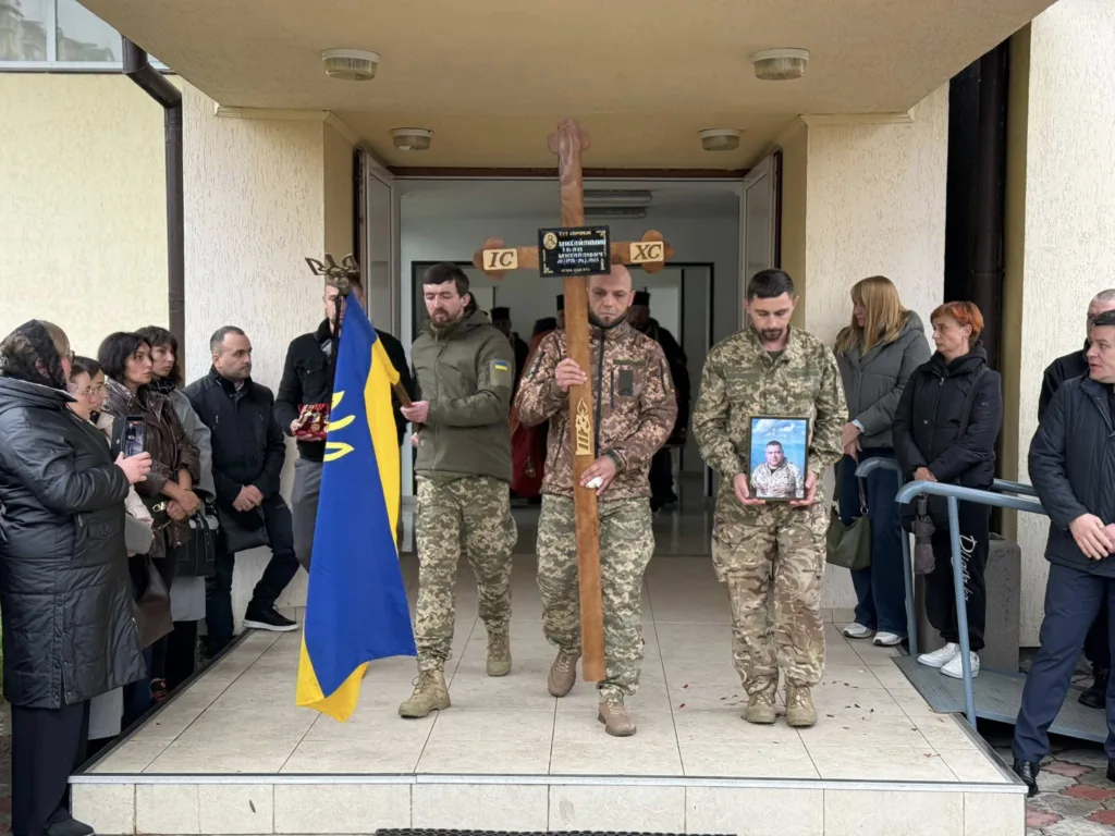 Військові несуть фото полеглого воїна на церемонії