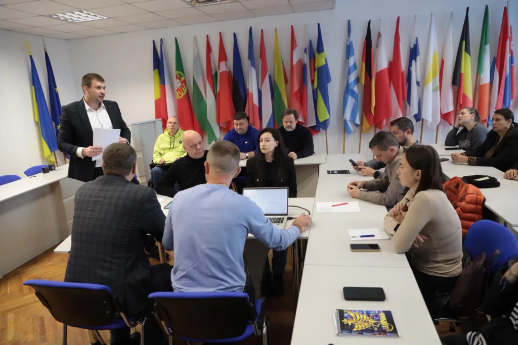 Зустріч людей у конференц-залі з прапорами