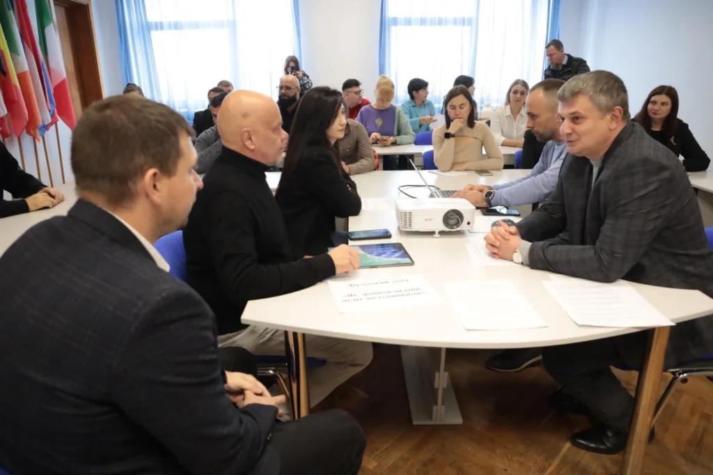 Люди на нараді в конференц-залі