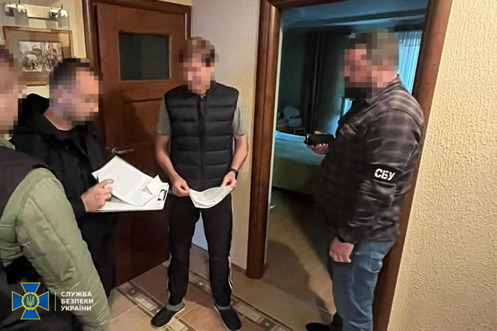 Оперативники СБУ проводять обшук у квартирі