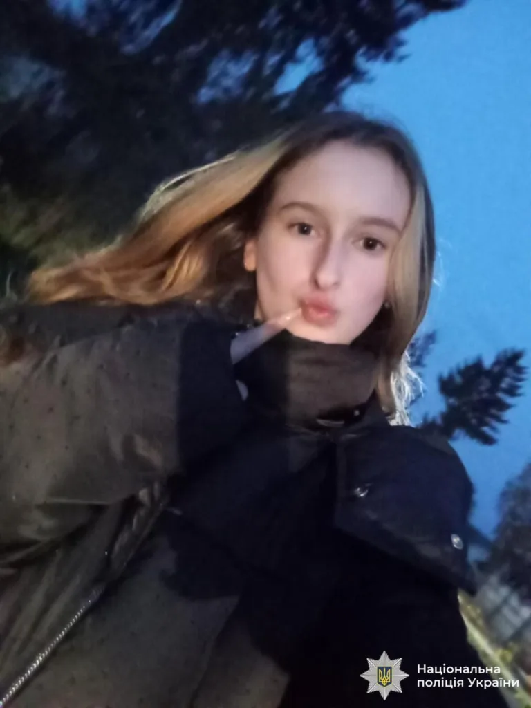 Дівчина на вулиці ввечері, фото Нацполіції України