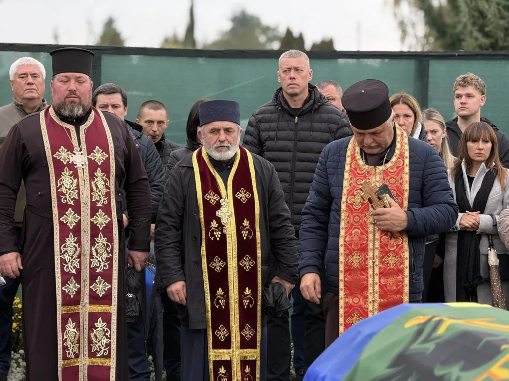 Священники та люди на похоронній церемонії