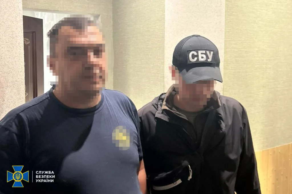 Працівники СБУ під час затримання чоловіка