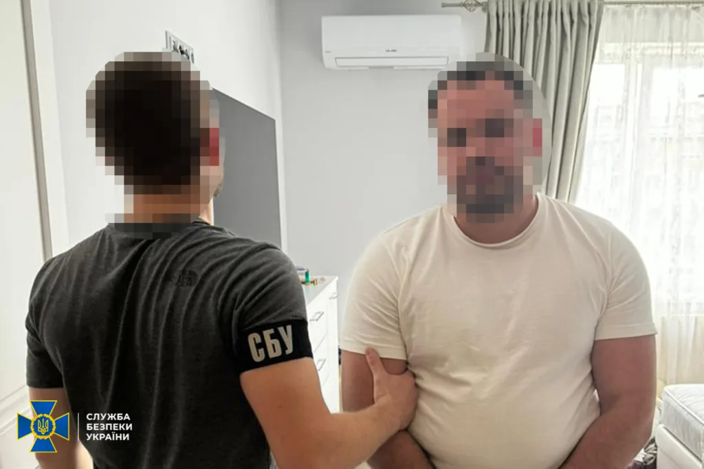 Офіцер СБУ затримує чоловіка у квартирі