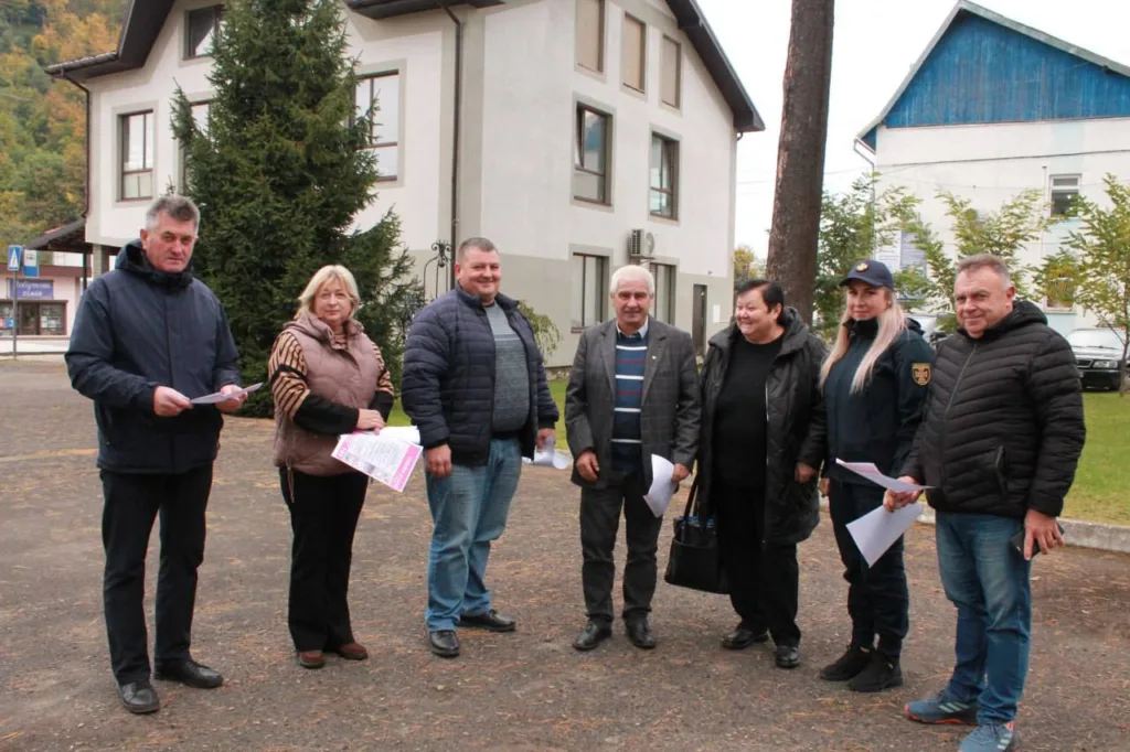 Група людей стоїть перед будівлею на вулиці