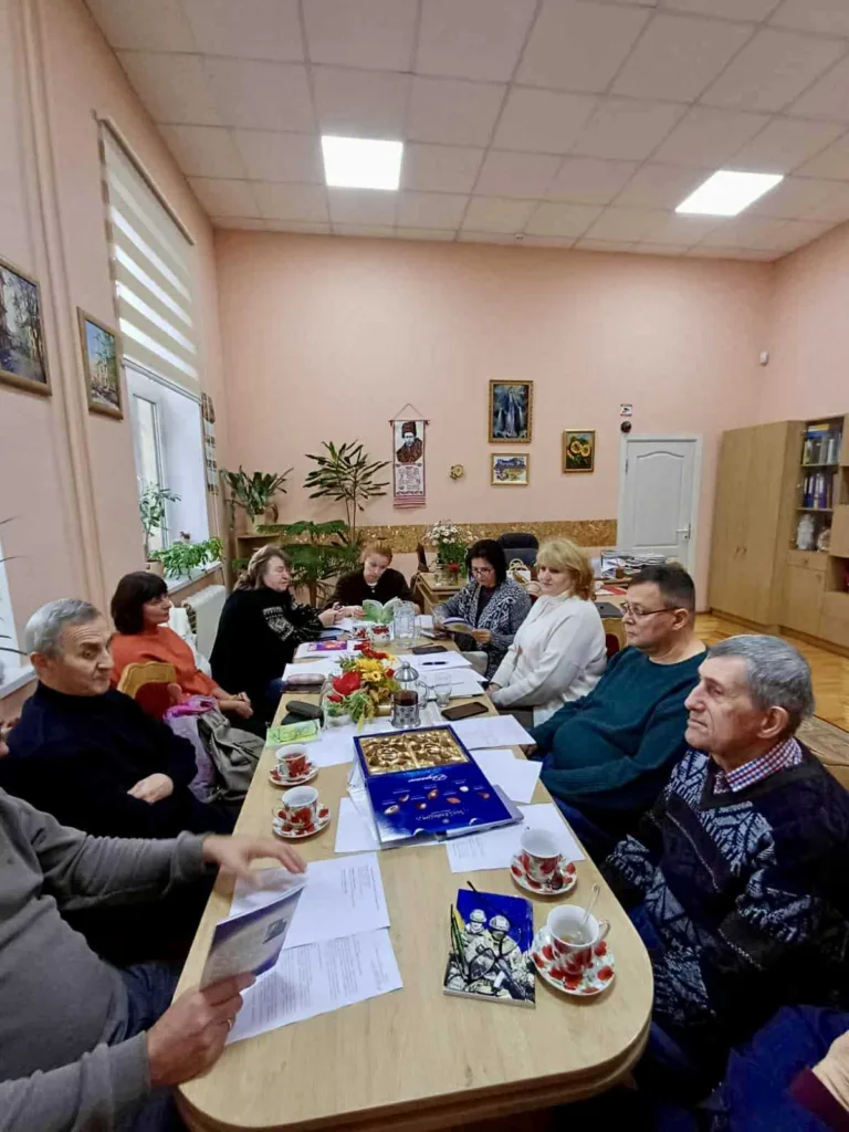 Люди на зустрічі за великим столом