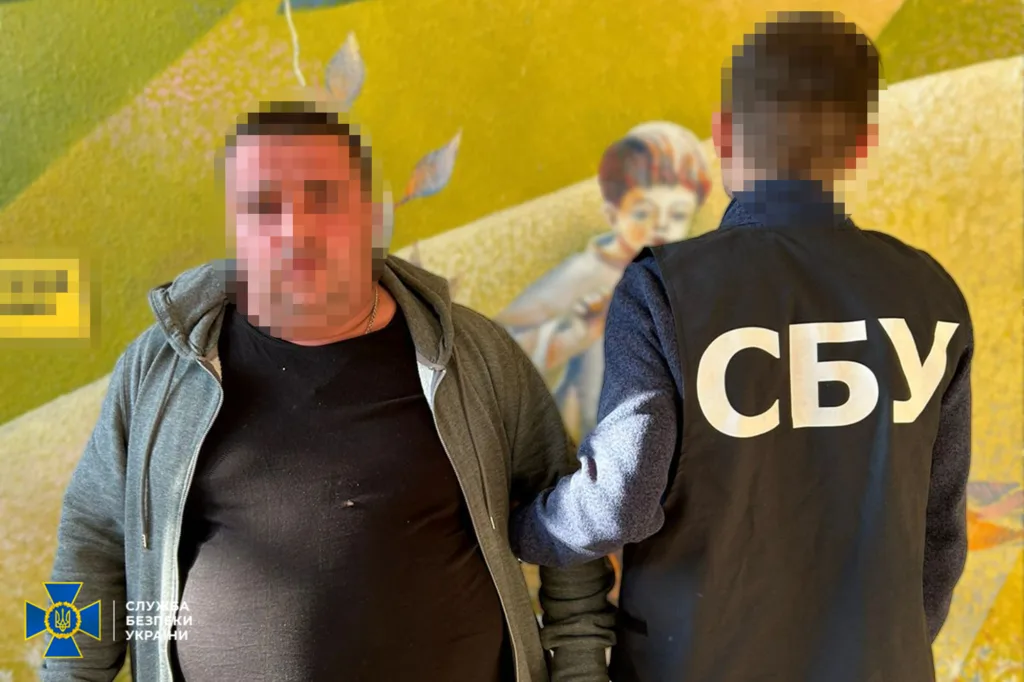 Співробітник СБУ затримує підозрюваного чоловіка