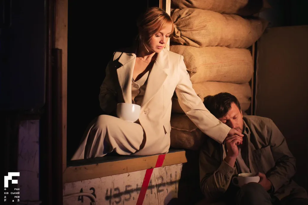 Жінка у світлому костюмі тримає чоловіка за руку