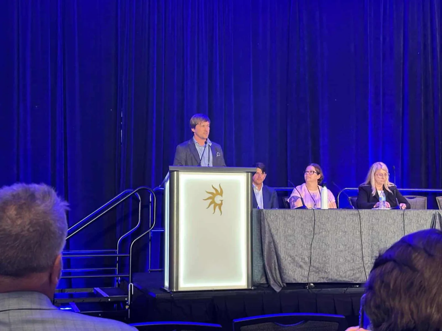 Спікер виступає на конференції перед аудиторією