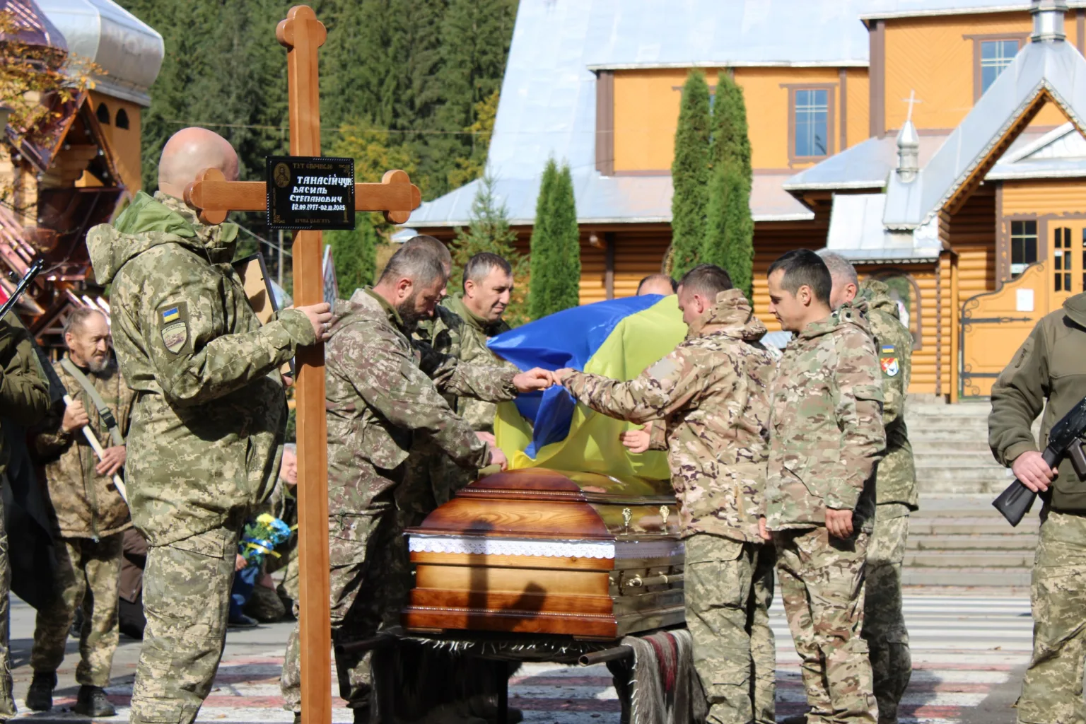 Військові проводжають полеглого воїна під прапором України