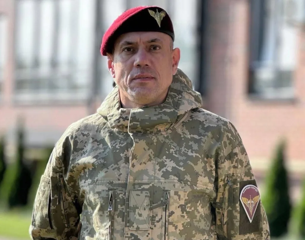 Український військовий у камуфляжі та береті