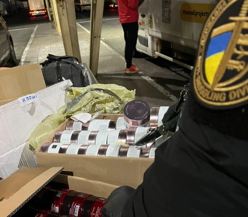 Митники перевіряють коробки з косметикою на складі