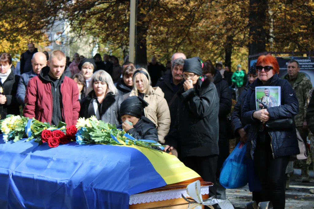 Похорон українського військового, люди в жалобі