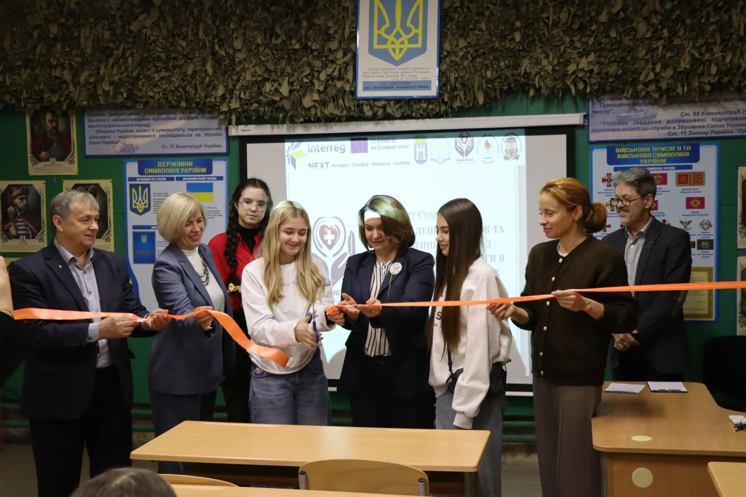 Відкриття освітнього проєкту, люди перерізають стрічку