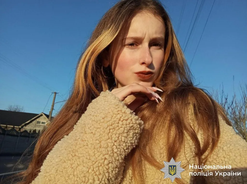 Дівчина на вулиці під сонячним небом