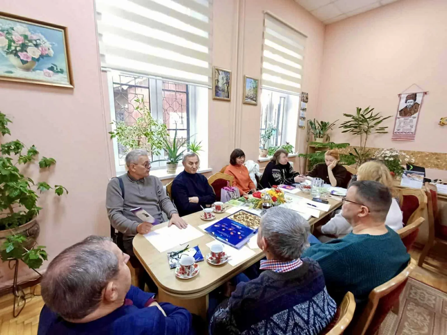 Група людей обговорює проєкт у світлій кімнаті