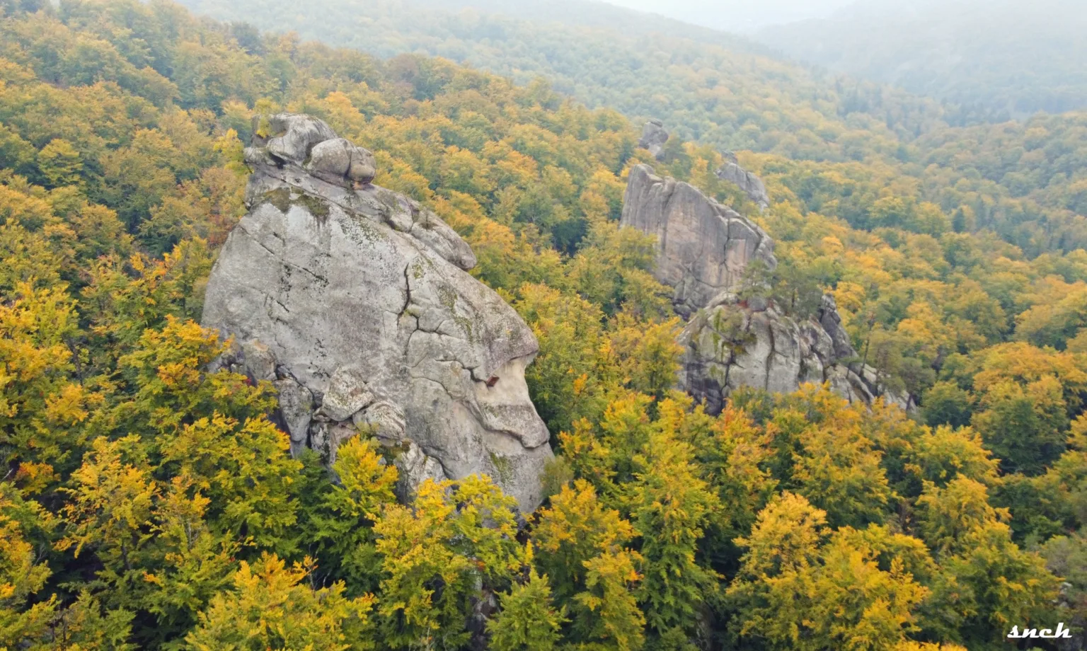 Скелі серед осіннього лісу в Карпатах