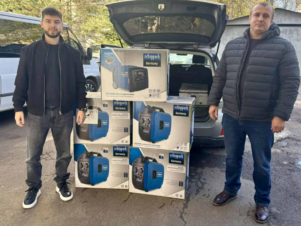 Двоє чоловіків поруч із коробками генераторів Scheppach