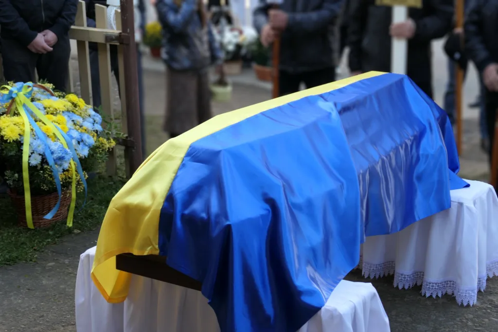 Труна, накрита прапором України, на церемонії прощання