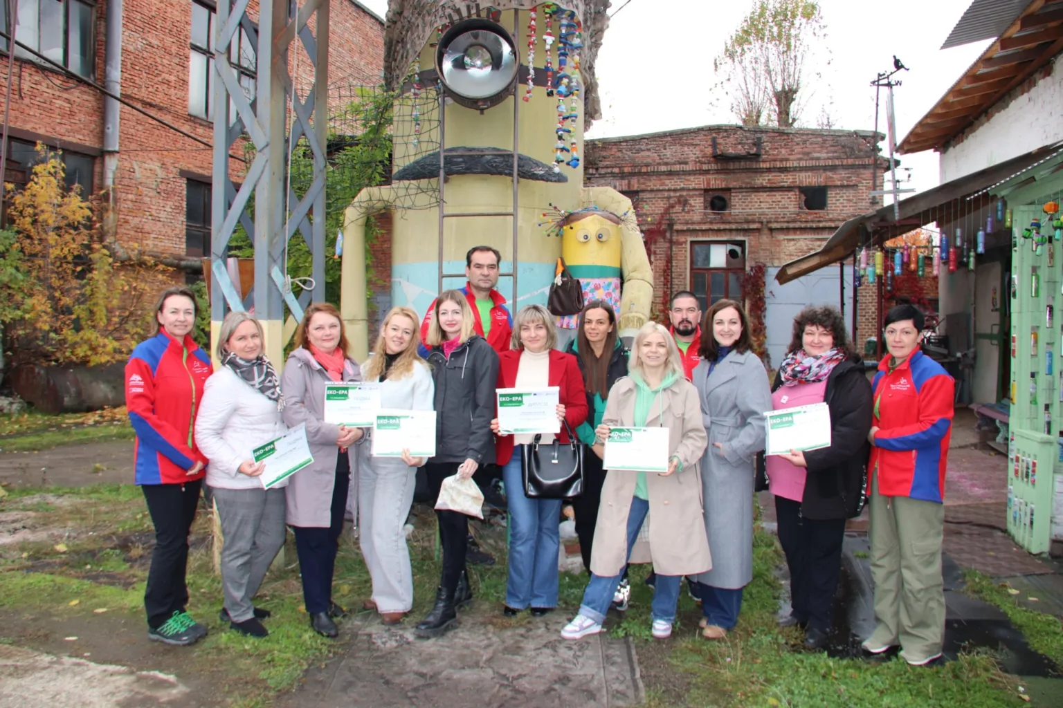 Група людей з сертифікатами на екологічному заході