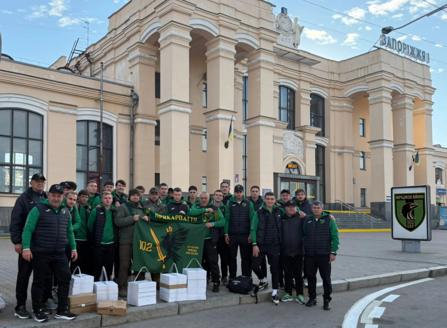Футбольна команда Прикарпаття біля вокзалу Запоріжжя