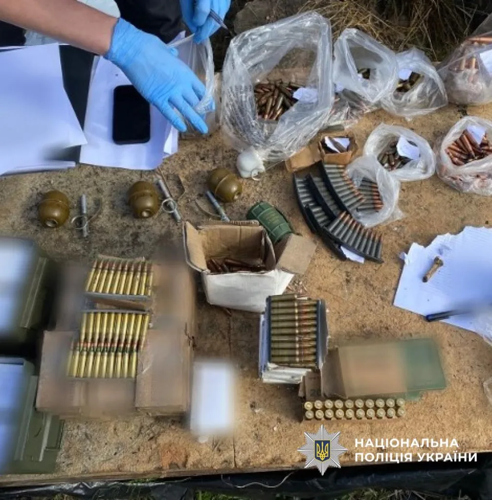 Вилучені боєприпаси та гранати поліцією України