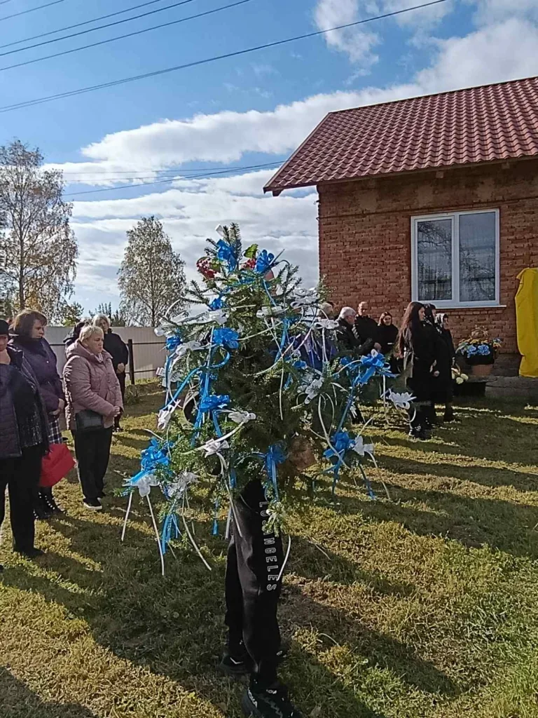 Люди на вулиці біля будинку з квітами