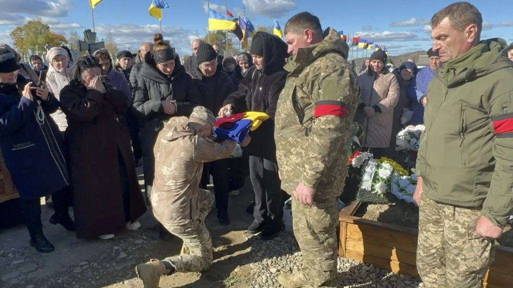 Похорон українського військового з прапорами та людьми