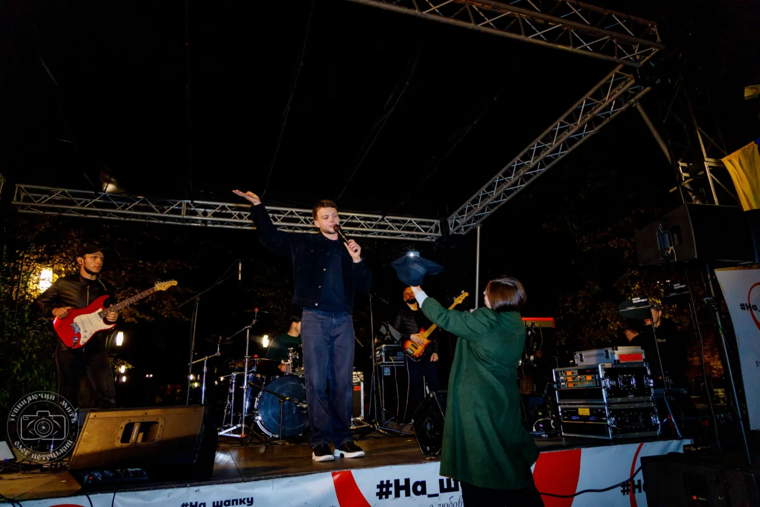 Музичний гурт виступає на сцені просто неба