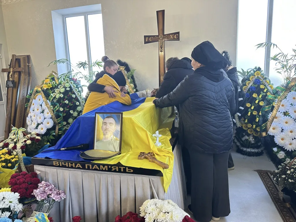 Прощання із загиблим захисником України у залі пам’яті