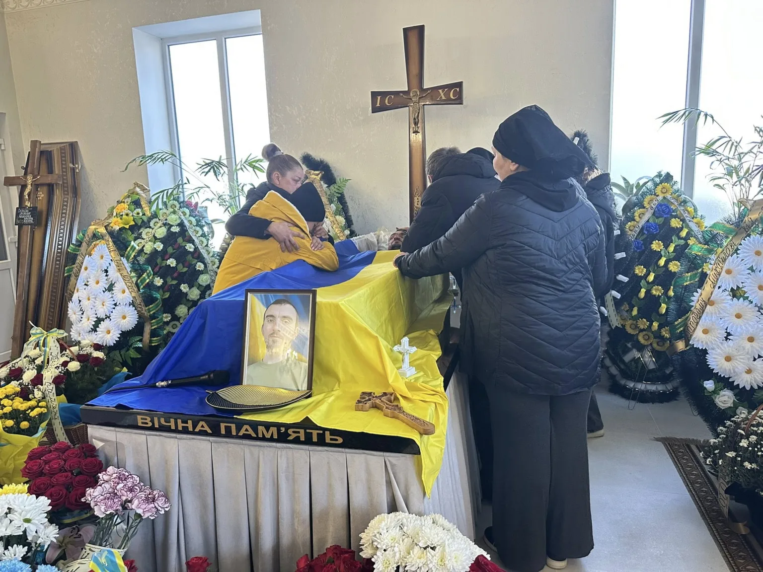 Прощання із загиблим захисником України у залі пам’яті